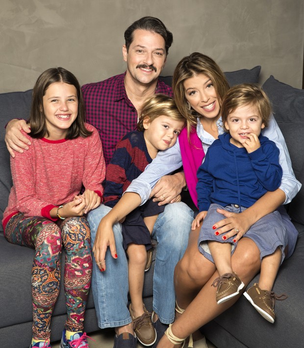 Marcelo Serrado, a mulher, Roberta Fernandes, e os filhos: os gêmeos Guilherme e Felipe e primogênita Catarina (Foto: Marcelo Tabach/ Ed. Globo)