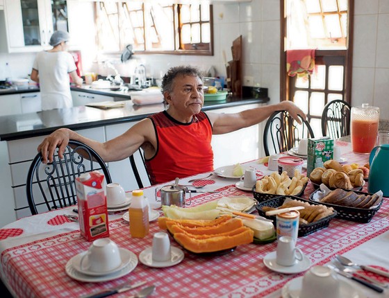 Odilon cuida da alimentação durante café da manhã (Foto:  Emiliano Capozoli/ÉPOCA)