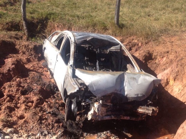 Mulher foi arremessada de carro e morreu após acidente na GO-431 em Pirenópolis Goiás (Foto: Reprodução/PRE)
