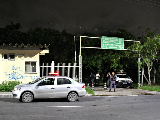 Policiais Militares fecharam a entrada do Instituto Médico Legal (IML) para evitar tumulto (Foto: Indiara Bessa/G1 AM)