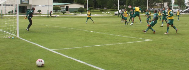 Coritiba treina cruzamentos e jogo aéreo em todos os coletivos (Foto: Gabriel Hamilko / GloboEsporte.com)