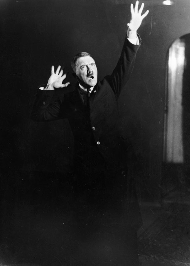 Fotos mostram Hitler 'ensaiando' discursos na prisão em 1925 (Foto: Heinrich Hoffmann/Keystone Features/Getty Images)