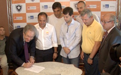 Botafogo e Prefeitura de Niterói selam acordo para revitalizar o Caio Martins (Foto: Pedro Veríssimo)