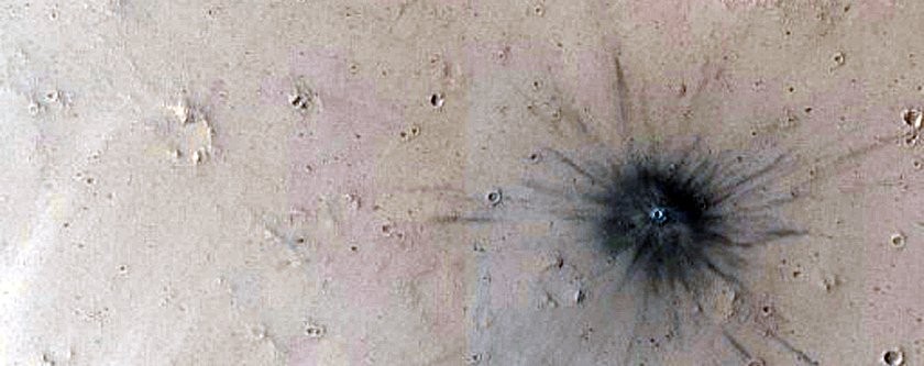 Um impacto recente de cratera no solo marciano (Foto: NASA/JPL/University of Arizona)
