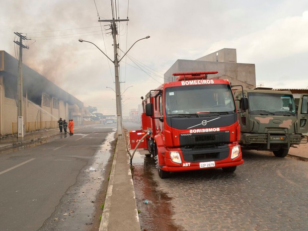 Bombeiros tentam conter fogo em supermercado (Foto: Ed Santos/Acorda Cidade) Bombeiros tentam conter fogo em supermercado (Foto: Ed Santos/Acorda Cidade)