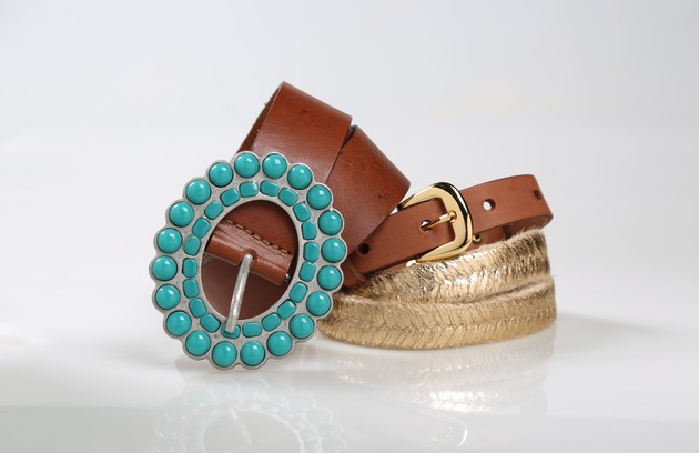Cinto marrom e fivela com pedras turquesas da Hackamore (R$276) e modelo de corda dourada da Maria Filó (R$272) (FOTO: Paula Giolito) Cinto marrom e fivela com pedras turquesas da Hackamore (R$276) e modelo de corda dourada da Maria Filó (R$272) (FOTO: Paula Giolito)