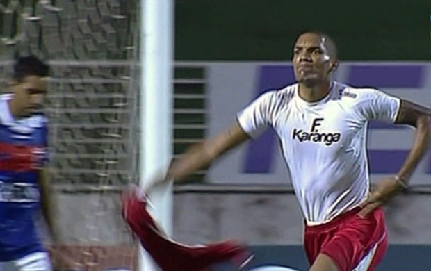 Fernando Karanga comemora gol do Boa Esporte (Foto: Reprodução Premiere FC)