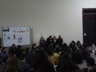 Em meio à greve de servidores, alunos da UFRGS têm aula em corredor