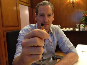 Oren Yakobovich mostra uma pequena lente que utiliza no registro de abusos contra mulheres, crianças, tráfico e corrupção policial em todo mundo (Foto: Cristiane Cardoso / G1)