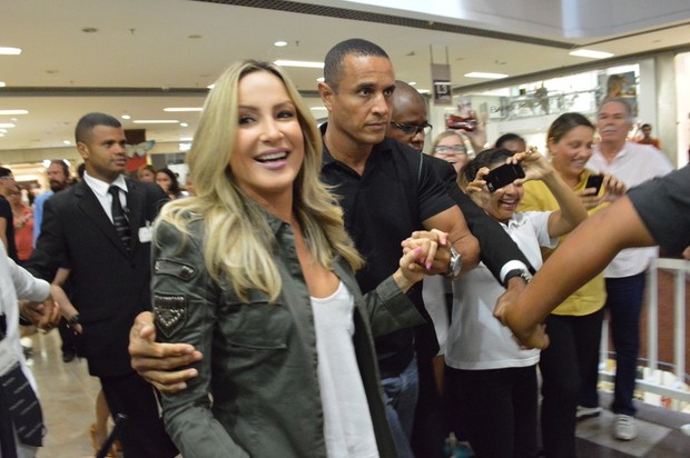 Claudia Leitte faz coletiva em shopping de Salvador (Foto: Felipe Souto Maior/AgNews) Claudia Leitte faz coletiva em shopping de Salvador (Foto: Felipe Souto Maior/AgNews)