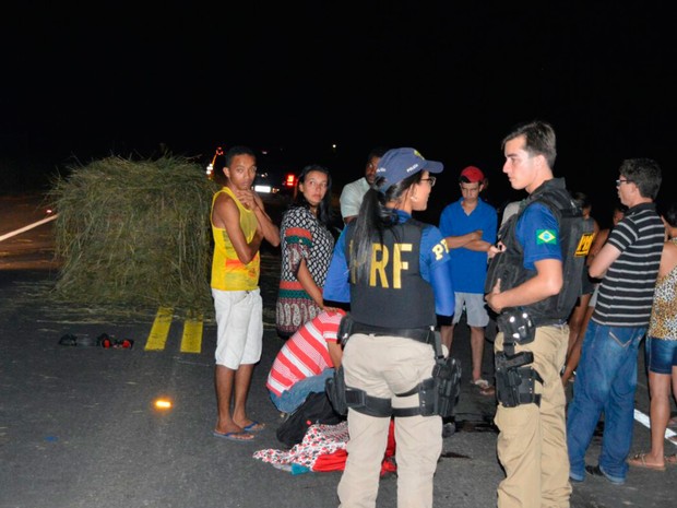 Motociclista morreu após desviar de feno e bater em carro na Bahia (Foto: Blogbraga/Repórter Guilherme Maciel)