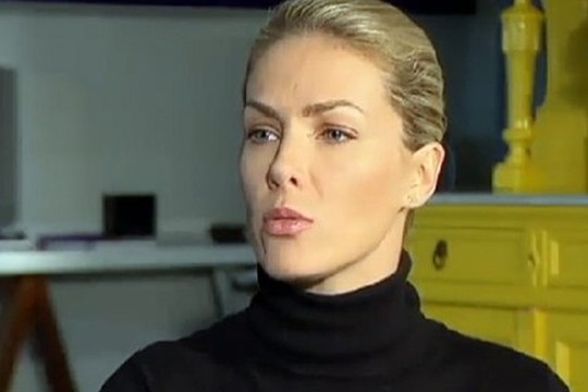 Bastante abalada, Ana Hickmann deu entrevista na qual relatou tudo que passou: "Tive a certeza que ia morrer" (Foto: Reprodução Rede Record) Bastante abalada, Ana Hickmann deu entrevista na qual relatou tudo que passou: "Tive a certeza que ia morrer" (Foto: Reprodução Rede Record)