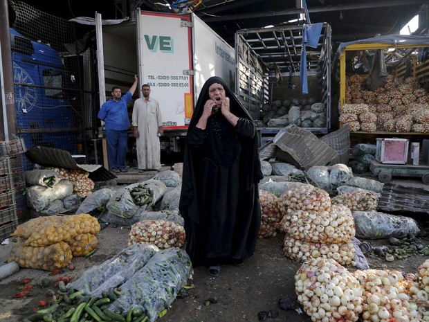 Mulher reage em desespero após a explosão que deixou mais de 50 mortos no mercado de Jameela, no bairro de Cidade Sadr em Bagdá, no Iraque. A autoria do ataque foi reivindicada pelo Estado Islâmico (Foto: Wissm Al- Okili/Reuters)