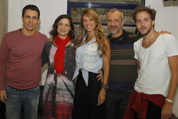 Dany Bananinha posa com jurados do concurso: Luciano Rabelo, Paloma Riani e Leo Gama (Foto: Caldeirão/TV Globo)