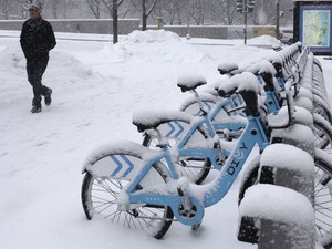 Neve acumula em bicicletas no centro de Chicago.  (Foto: Kiichiro Sato/AP)