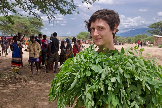 Thamyres compra um quilo de moringa fresca (Foto: © Haroldo Castro/Época)