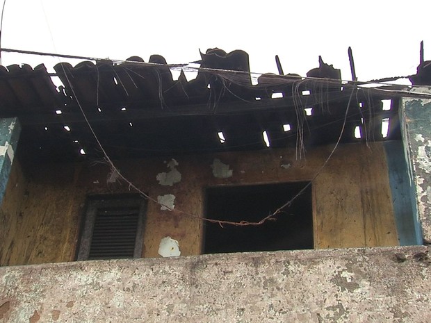 Casa é incendiada por conta de ataques de bandidos (Foto: TV Verdes Mares/Reprodução)