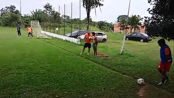 Ericson Gomes, ex-jogador, faz gol olímpico em pelada no Acre (Foto: Reprodução/GloboEsporte.com)