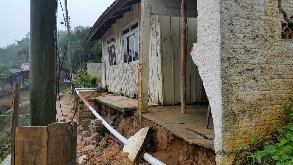 Família deixou casa em risco em Itajaí (Foto: Luiz Souza/RBS TV)