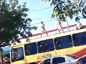 Três homens em cima de ônibus circular em Rio Preto (Foto: Reprodução/ TV TEM) Três homens em cima de ônibus circular em Rio Preto (Foto: Reprodução/ TV TEM)