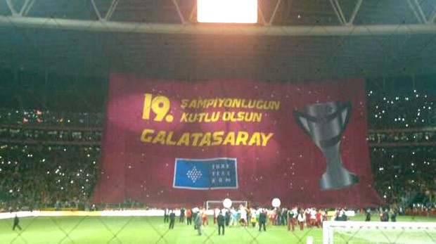 torcida Galatasaray bandeirão (Foto: Reprodução / Twitter)