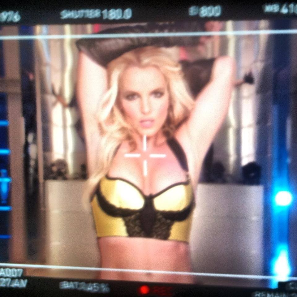 Britney Spears no set de gravação do novo clipe (Foto: Facebook / Reprodução)