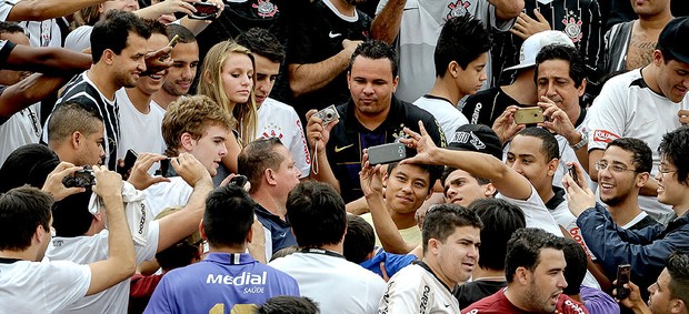 Zizao assediado pela torcida na partida do Corinthians (Foto: AFP)