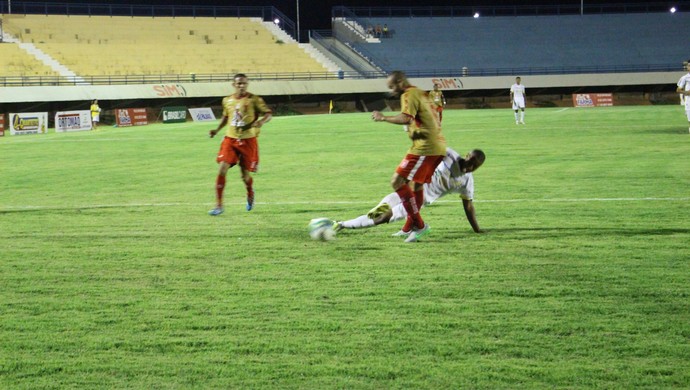 Palmas vacilou no segundo tempo e sofreu a virada (Foto: Edson Reis/GloboEsporte.com)