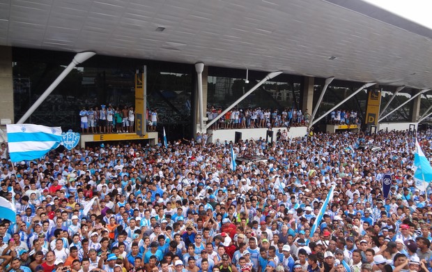 Uma multidão recebeu os jogadores do Paysandu em Belém (Foto: Jorge Sauma / GLOBOESPORTE.COM)