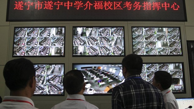 Painel com monitores mostra os estudantes fazendo a prova na China (Foto: Reuters)