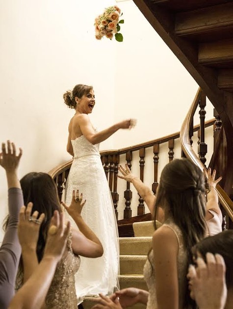 Carolina (Drica Moraes) joga o buquê depois de se casar com Alex (Rodrigo Lombardi) (Foto: Globo/ Estevam Avellar)