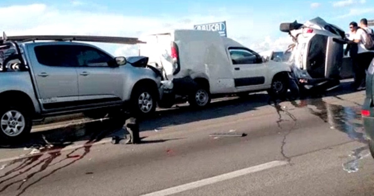 G Quatro Carros Se Envolvem Em Engavetamento Na Dutra Em Jacare