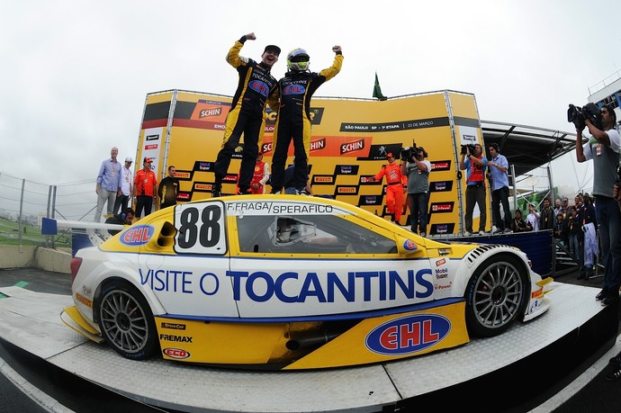Felipe Fraga comemora com Rodrigo Sperafico a primeira vitória na Stock  (Foto: Duda Bairros/Vicar)