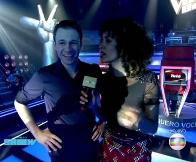 Tiago Leifert conversa ao vivo com a repórter do Vídeo Show Aline Prado (Foto: TV Globo)