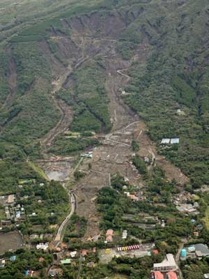 Deslizamento de terra atinge área residencial em Oshima. (Foto: Kyodo News / Via AP Photo)