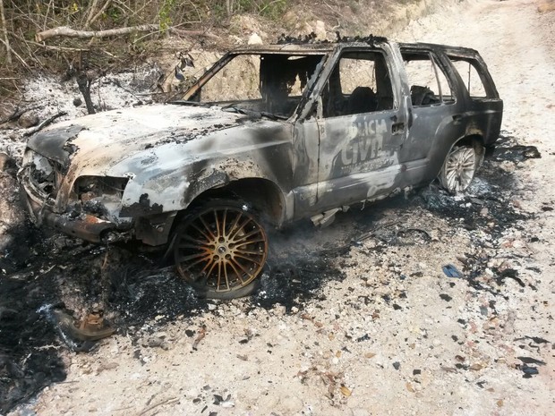 Carro queimado foi encontrado na região do crime. (Foto: Divulgação Polícia Militar)