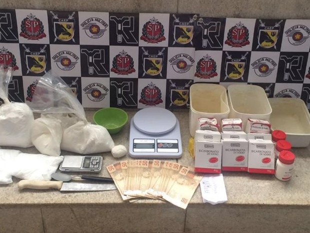 Cerca de R$ 15 mil em dinheiro também foi apreendido (Foto: Divulgação/Polícia Militar) Cerca de R$ 15 mil em dinheiro também foi apreendido (Foto: Divulgação/Polícia Militar)