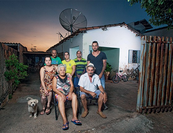 Família Cavallari, em Estrela d'Oeste, 12 pessoas pegaram dengue  (Foto: Rogério Cassimiro/ÉPOCA)