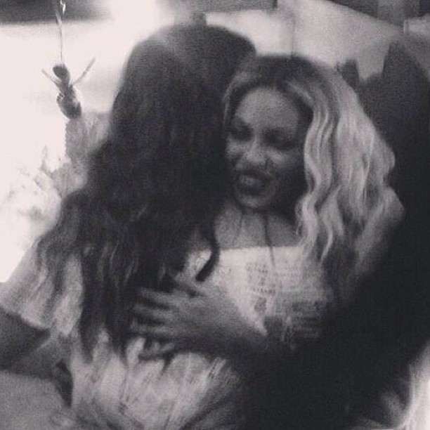Ivete Sangalo e Beyoncé se abraçam (Foto: Instagram / Reprodução)