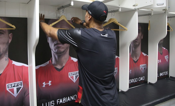 Luis Fabiano retira pôster de seu espaço no vestiário do São Paulo (Foto: Rubens Chiri / saopaulofc.net)