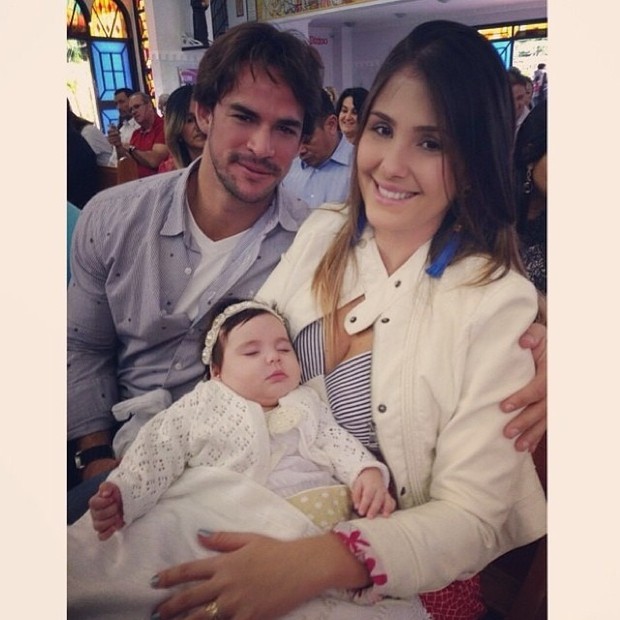 Ex-BBB Rodrigo com a mulher e a filha (Foto: Instagram / Reprodução)