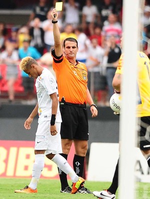 Neymar recebe cartão amarelo (Foto: Marcos Ribolli / Globoesporte.com)