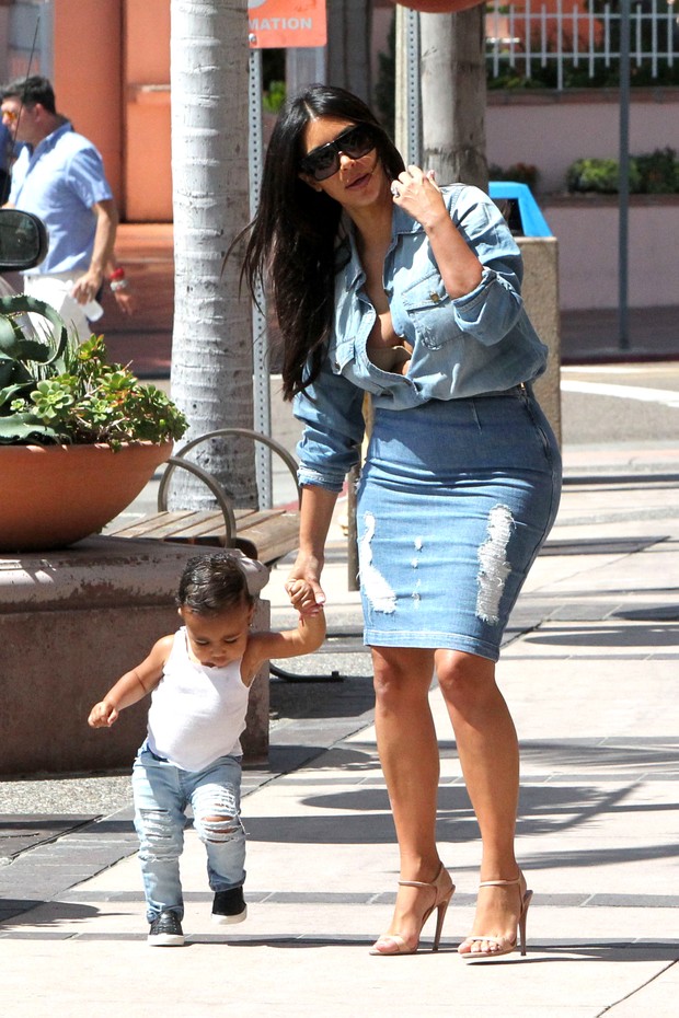 Kim Kardashian com a filha, North West (Foto: AKM GSI)