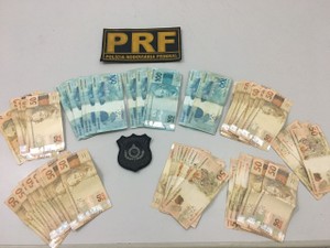 Policiais também encontraram dinheiro dentro do veículo (Foto: Divulgação/PRF) Policiais também encontraram dinheiro dentro do veículo (Foto: Divulgação/PRF)