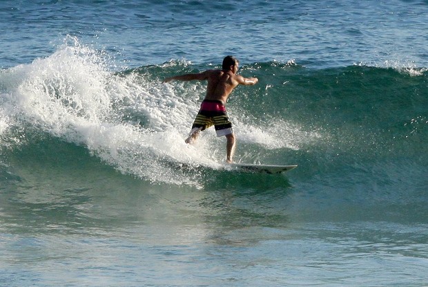 Klebber Toledo surfa na praia da Barra (Foto: Marcos Ferreira / Foto Rio News)