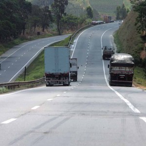 Caminhões no acostamento da rodovia; estradas; roubo de carga;  (Foto: Agência O Globo)