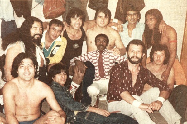 Lutadores em turnê pelo Brasil (Foto: Reprodução/RBS TV) Lutadores em turnê pelo Brasil (Foto: Reprodução/RBS TV)
