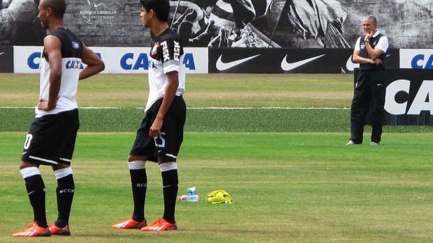 Tite observa Léo e Paulo Victor no treino de finalizações do Corinthians (Foto: Rodrigo Faber)