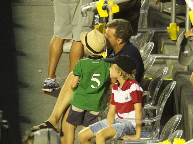 Luciano Huck com os filhos Joaquim e Benício na final do Rio Open no Jockey Club, na Zona Sul do Rio (Foto: AGi9/ Foto Rio News)