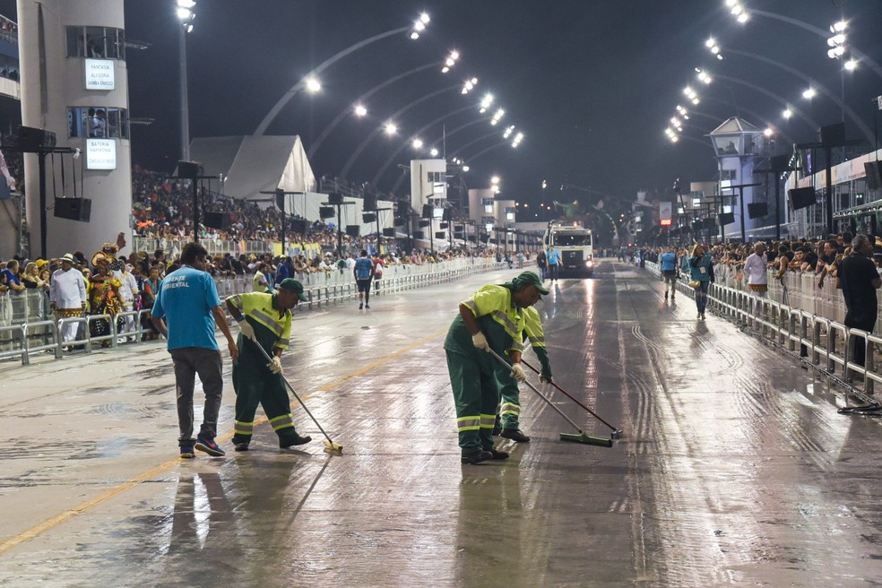 Equipe de limpeza prepara a pista para a passagem da Nenê de Vila Matilde após o desfile da Vai Vai.  (Foto: Flavio Moraes / G1)